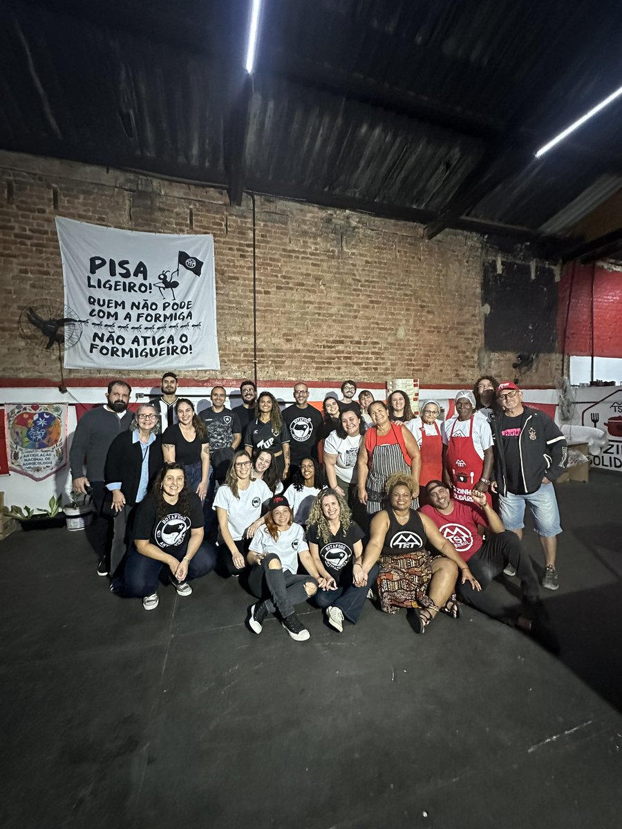 bfrantifascista's tweet photo. Ontem foi dia de “Antifas Contra a Fome”, mais de 150 pessoas dormiram alimentadas no RJ!

Quer nos ajudar? Doe através do nosso pix 59.906.703/0001-26 https://t.co/5nfawfHHjq