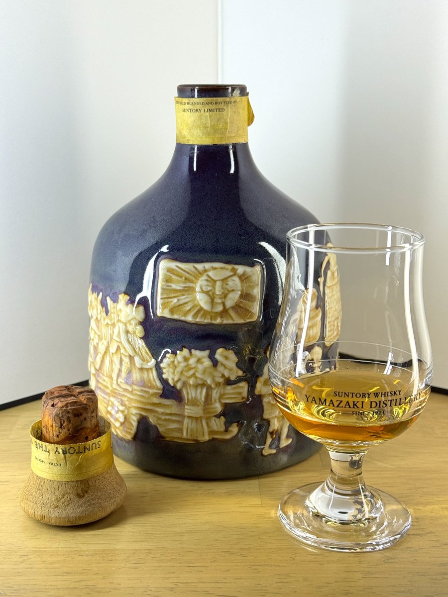 rukesky2's tweet photo. サントリー　THE WHISKY
木栓　1977年〜1988年販売

ストック用にと購入したが、栓の状態が少し難ありそうだったので開栓。
1本目は熟果実感が強かったが、今回は香木感が強い。色は1本目より若干薄いが濃厚感は圧倒的。 https://t.co/lb2oTAxClG