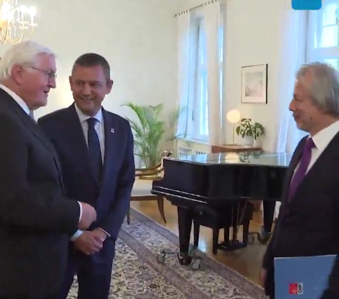 Dünya liderine,
Sözde kafa tutan ezik değilmi bu.?