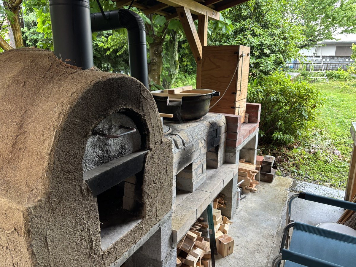 PyreneanVillage's tweet photo. 山北にあるカフェだいずさんへ
テラスはわんこ🆗
屋根があり雨でも大丈夫👌
米粉で作られたケーキや発酵あんこ、金柑の甘露煮全て手作り
パン窯や竈も作られていました
いつか焼きたてパンがメニューになるかな💕
素敵なカフェに出会えました☕️
#greatpyrenees #グレートピレニーズ　#カフェだいず https://t.co/ftuBZFgfds