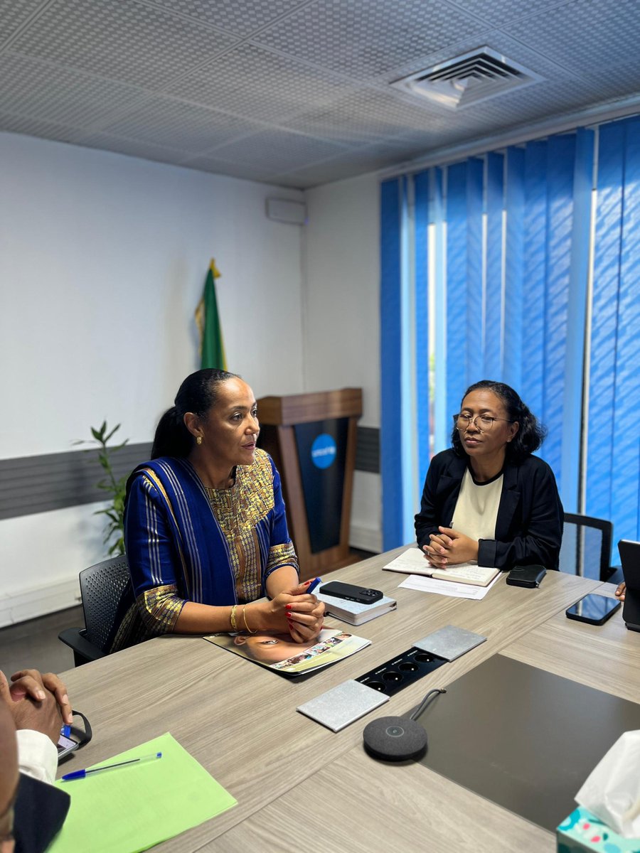 Vers un Gabon à forte croissance !

Le Commissariat Général au Plan a pris part à une réunion stratégique avec l’UNICEF pour l’élaboration du #PNCD2030, aligné sur #Gabon2050, les #ODD2030 et l’#Agenda2063.
Planifions l’avenir !

#DéveloppementDurable #PlanificationStratégique
