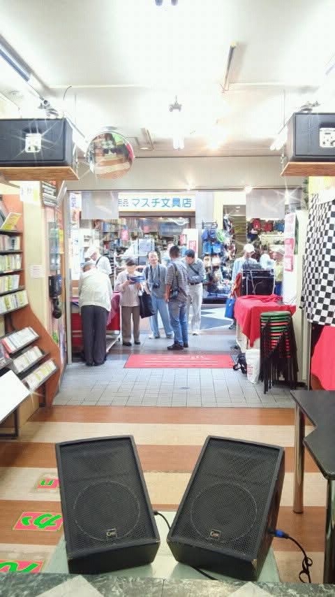 d_tora9's tweet photo. なんと今日で
5月が終わる…早いね…
そして10年前…
CD shop 恵比須堂が
閉店した日…
この相棒と
素晴らしい歌手の
皆様のステージを
経験出来た想い出が
いっぱい詰まってる
場所やった!
#恵比須堂
#CDshop
#10年前
#想い出の場所 https://t.co/GSkz4uUei9