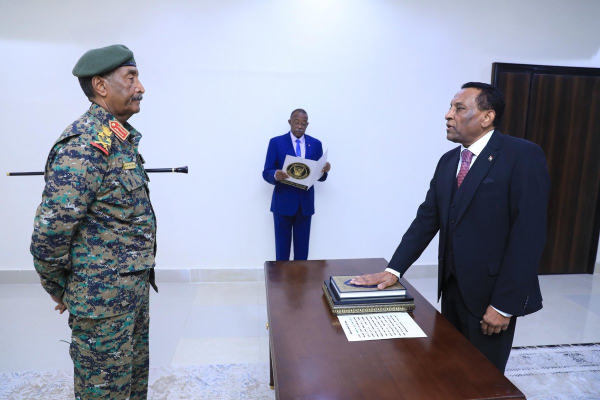د.كامل إدريس يؤدي القسم أمام رئيس مجلس السيادة رئيساً لمجلس الوزراء

بورتسودان ٣١-٥-٢٠٢٥م

أدى القسم أمام السيد رئيس مجلس السيادة الانتقالي القائد العام للقوات المسلحة الفريق أول الركن عبدالفتاح البرهان اليوم د.كامل إدريس رئيساً لمجلس الوزراء.