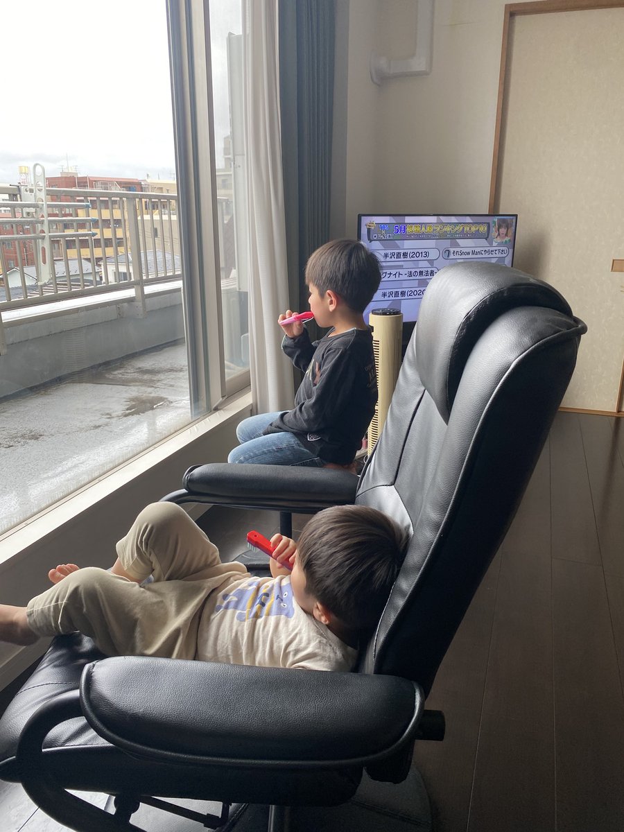 SES_AQL_ISHII's tweet photo. 外見ながら笛吹いてて、ロマン感じてた。横で私はスキルシートを見ながら、椅子返して欲しいなぁ〜と不満を感じてた。ランドセルってたけぇ。 https://t.co/YfN9GGKFnt