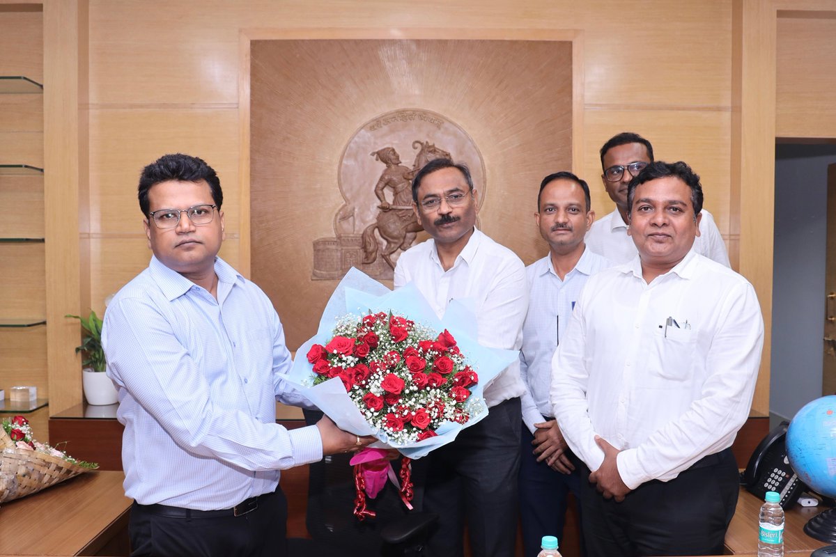 PMCPune's tweet photo. पुणे महानगरपालिका महापालिका आयुक्त पदाचा पदभार मा. श्री. नवल किशोर राम (भा.प्र.से) यांनी स्वीकारल्या नंतर, त्यांनी सांगितले कि, पुणे महानगर पालिकेत काम करण्याची उत्तम संधी मिळालेली आहे, तसेच सगळ्यांना बरोबर घेऊन काम करणार आहे. https://t.co/hvstQrV7Iv