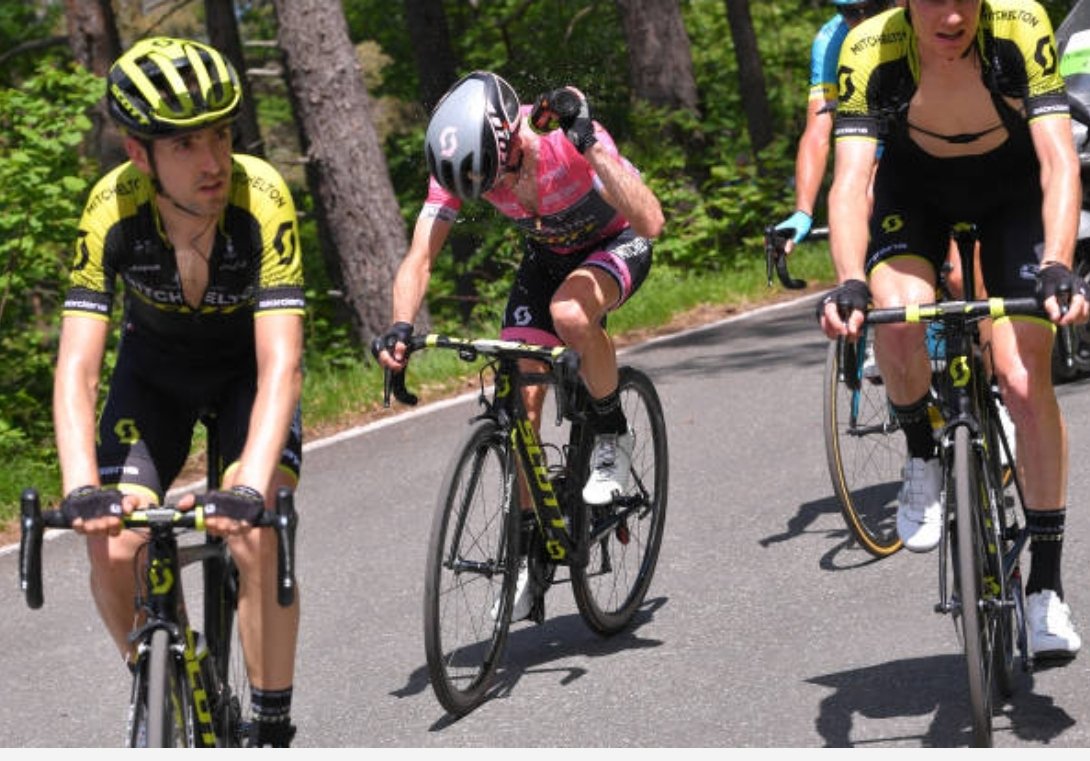 Hace 7 años, Simon Yates se dejaba en este mismo escenario más de 30 minutos tras una pájara histórica y perdía la Maglia Rosa, el podio e incluso el Top10.

Hoy ha corrido para la historia y gana con épica aquello que perdió en 2018.