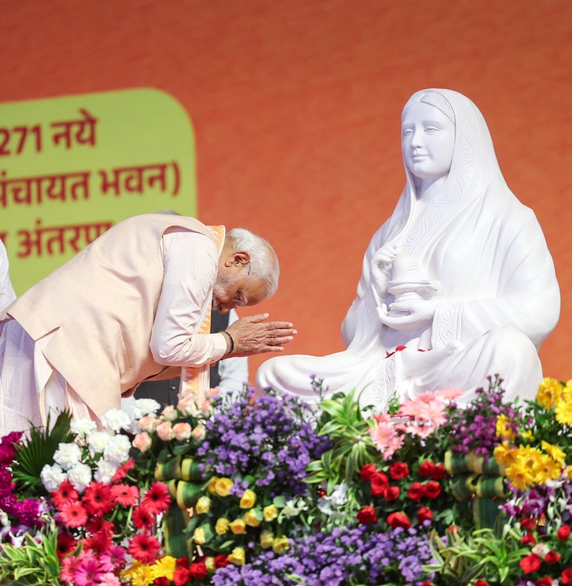 Narendra Modi (@narendramodi) on Twitter photo рднреЛрдкрд╛рд▓ рдореЗрдВ рд▓реЛрдХрдорд╛рддрд╛ рджреЗрд╡реА рдЕрд╣рд┐рд▓реНрдпрд╛рдмрд╛рдИ рд╣реЛрд▓реНрдХрд░ рдХреА рдЬрдпрдВрддреА рдкрд░ рд╢реНрд░рджреНрдзрд╛рд╕реБрдорди рдЕрд░реНрдкрд┐рдд рдХрд░рдиреЗ рдХрд╛ рд╕реМрднрд╛рдЧреНрдп рдорд┐рд▓рд╛ред рд░рд╛рд╖реНрдЯреНрд░рд╕реЗрд╡рд╛ рдХреЗ рдкреНрд░рддрд┐ рдЙрдирдХрд╛ рд╕рдорд░реНрдкрдг рднрд╛рд╡ рд╣рд░ рдХрд┐рд╕реА рдХреЗ рд▓рд┐рдП рдкреНрд░реЗрд░рдгрд╛рд╕реНрд░реЛрдд рдмрдирд╛ рд░рд╣реЗрдЧрд╛ред рднреЛрдкрд╛рд▓ рдореЗрдВ рд▓реЛрдХрдорд╛рддрд╛ рджреЗрд╡реА рдЕрд╣рд┐рд▓реНрдпрд╛рдмрд╛рдИ рд╣реЛрд▓реНрдХрд░ рдХреА рдЬрдпрдВрддреА рдкрд░ рд╢реНрд░рджреНрдзрд╛рд╕реБрдорди рдЕрд░реНрдкрд┐рдд рдХрд░рдиреЗ рдХрд╛ рд╕реМрднрд╛рдЧреНрдп рдорд┐рд▓рд╛ред рд░рд╛рд╖реНрдЯреНрд░рд╕реЗрд╡рд╛ рдХреЗ рдкреНрд░рддрд┐ рдЙрдирдХрд╛ рд╕рдорд░реНрдкрдг рднрд╛рд╡ рд╣рд░ рдХрд┐рд╕реА рдХреЗ рд▓рд┐рдП рдкреНрд░реЗрд░рдгрд╛рд╕реНрд░реЛрдд рдмрдирд╛ рд░рд╣реЗрдЧрд╛ред