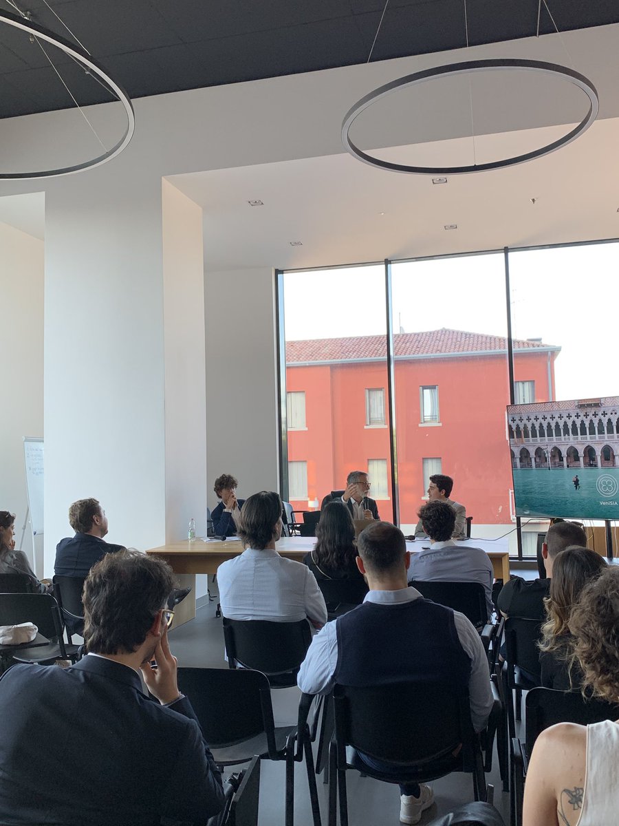 arnelahalili1's tweet photo. A Mestre si è parlato di futuro partendo da #Venezia.
“Venezia, la più antica città del futuro” è stata un’occasione per immaginare la città come polo di innovazione e sostenibilità.
Visioni ambiziose, energia contagiosa e spunti strategici grazie anche al Prof. Carlo Bagnoli. https://t.co/Eh5VZVx2xg