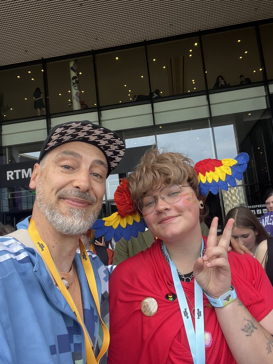 PandaNeo_'s tweet photo. Met @docm77 ✋ His outfit was so good! So happy I got to meet you https://t.co/CiG4xmJDbH