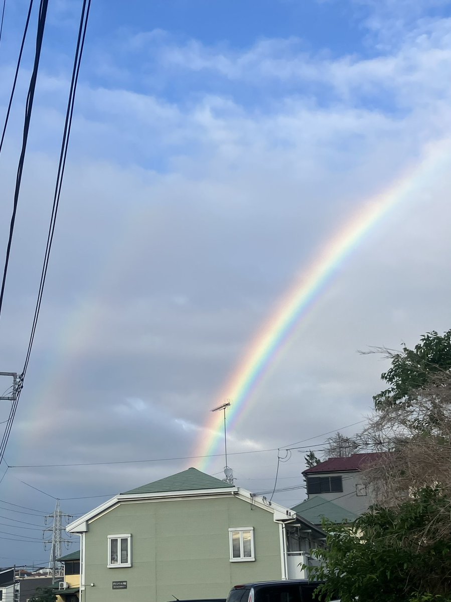 Masakonote's tweet photo. 今日、買い物の帰りにあまりにも美しい二重の虹🌈を見たのでここにも載せます。
色、加工して無いです！ https://t.co/yiXWaW4gsy