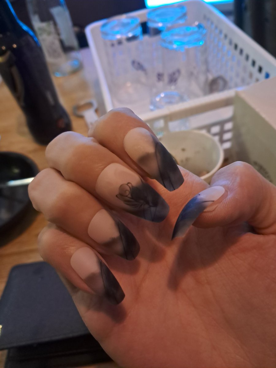 네일시도 3회차,

다른것보다 엄청 불편하다라는 후기😒