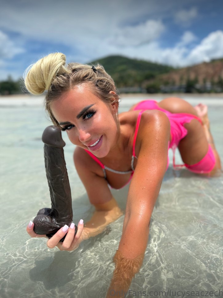 lucy_sea_'s tweet photo. S kámošem ve vodě 💦🍆 https://t.co/zPYH3tpK3m
