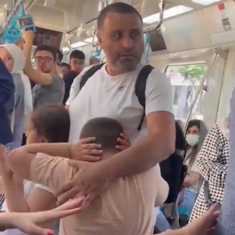 vmhaber's tweet photo. Aile ve Sosyal Hizmetler Bakanlığı, Marmaray'da darp edilen babanın 2 çocuğuna psikososyal destek verecek. https://t.co/drhJOWwOYR
