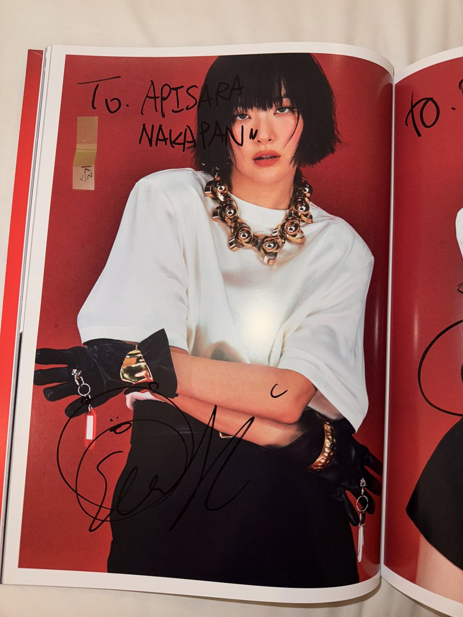 Primsnsd_RVV's tweet photo. 250531 Apple Music IRENE&SEULGI
fansign event

มาถึงก็พิกิจะเซ็นให้ก่อน วันนี้เข้าไปหา
me : สวัสดีคร่าาา (พูดไทย) พี่จำหนูได้มั้ย เจอกันเมื่อวานนะ ที่เป็น 태국 약사 
🐻 : พยักหน้าจำได้ๆ 
me : วันนี้ที่อัดรายการเพลงดีมากเลยนะ เท่มากๆเลยด้วย
🐻 : อ่าาา ขอบคุณนะ ไปมาใช่มั้ยๆ
me : พยักหน้าตอบว่าไปมาๆ

แล้วเราก็เตรียมถามเกี่ยวกับหลังจบคอนที่ไทย
me : พี่คะๆ ถ้าหลังจบคอนอาซึลที่ไทย พี่พอจะมีเวลาไปเที่ยวต่อมั้ย? หรือมีที่ไหนในกรุงเทพที่อยากไปมั้ย?
🐻 : พิกิก็อืมมม ทำท่านึก…แล้วก็ตอบว่า ยังไม่มีแพลนเลย
me : งั้นเดี๋ยวหนูแนะนำให้ ไปที่นี้สิๆ (พร้อมชี้ไปที่แขน ที่แขนเราเขียนว่า Charoen Krung ซึ่งคือย่านเจริญกรุง) ดีนะ
🐻 : 👀 พิกิก็มอง แล้วค่อยๆอ่านคำว่า “เจริญกรุง” ตามเรา
🐻 : พิเค้าก็ถามว่ามันคืออะไรหรอ
me : มันคือ Street Art ใน Thailand นะ ถ้า Flim camera ดีมากๆเลยแหละๆ
แล้วสิ่งที่ประทับใจคือพอเราแนะนำสถานที่เที่ยว เค้าเหมือนพยายามหาอะไรบ้างอย่างมาจะจดตามที่เราเขียนบนแขน เค้าเลยหยิบแก้วน้ำแล้วเขียน Charoen Krung บนแก้วของเค้าเลย🤧

ก่อนจะไปก็แบบบอกต่อว่า
me : This is the last fansign for me 🥺
🐻 : พี่กอก็ทำหน้าเศร้าๆพร้อมกับบอกเราเองว่า 
คราวหน้ามาเจอกันใหม่นะ
เราก็พยักงานรัวๆ พร้อมกับจับมือเค้าทั้งสองข้างเลย สบตากับเยอะมากวันนี้🥹
