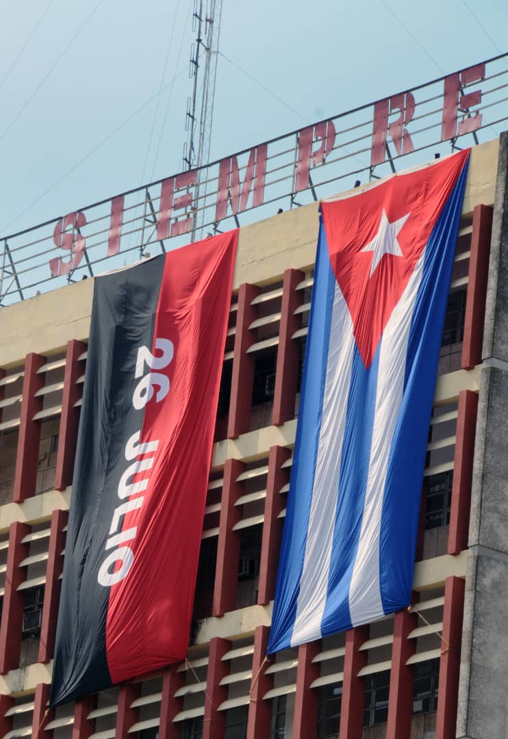 “Aún estamos bajo el bloqueo imperialista; es verdad que los imperialistas tratan de estrechar ese bloqueo, y que no sabemos cuán largo tiempo tendremos que resistir esa situación. ¡Y la resistiremos! ¡porque nuestra bandera revolucionaria no se plegará jamás!”

#FidelPorSiempre