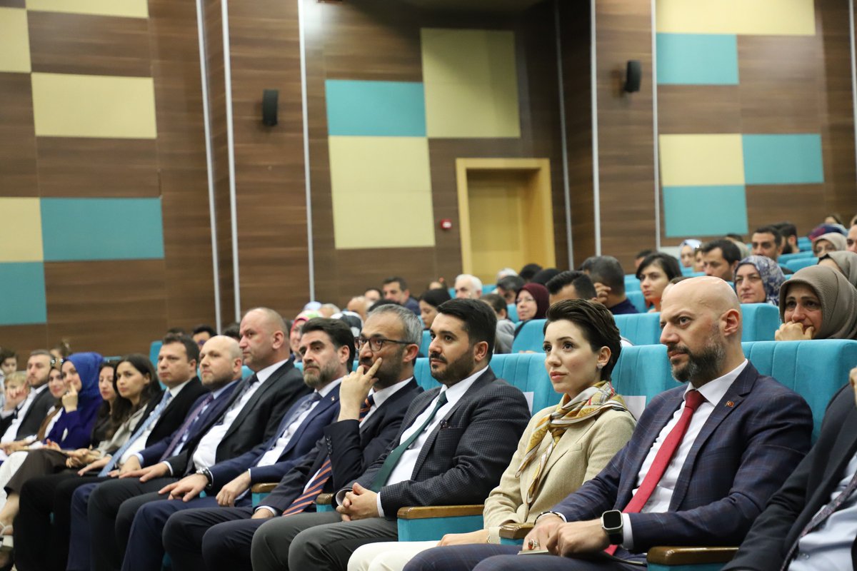 🎈 Mezuniyet heyecanı, minik yürekleri sardı!
TOKİ Anaokulu 2024–2025 mezuniyet töreninde çocuklarımız sahnede yeteneklerini sergiledi, aileler ise gurur dolu anlar yaşadı. 👏👩‍🎓👨‍🎓
🎤 Koro performansları, dans gösterileri, sürprizler ve duygusal anların yer aldığı törende, Emlak