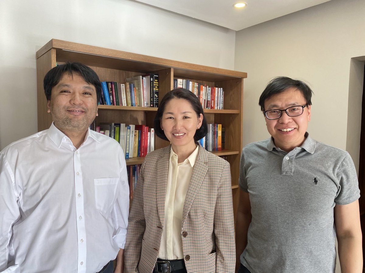 Ганцхан намайг биш Наранбаярыг гуйлгачингаар дуудахыг сонсоод сууж байсан, энэ зургийг дарсан 4 дэх хүн эсэн мэнд байгаа шүү. Уулзалт болохоос 2 сарын өмнө Доржхандын хэвлэлд Оюунгэрэл манай намаас дэвших боломжтой хүний нэг гэсэн ярилцлага ч байдаг. Урвагчид худалч байдаг 😝