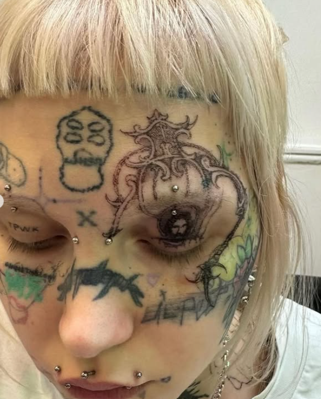 dios sabe k si consigo algún día algo parecido a un puesto de funcionaria acabaré con la cara así de tatuada: