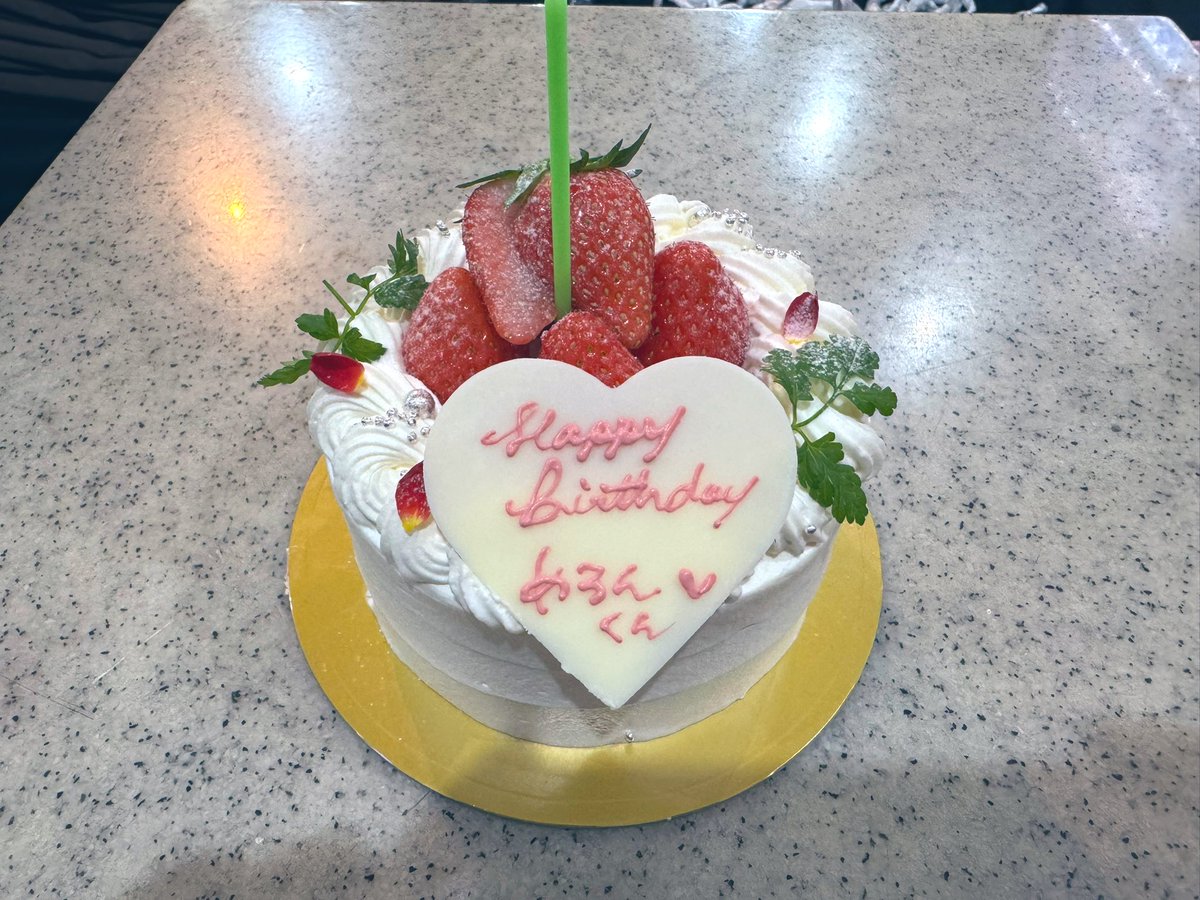 melonkun_mg's tweet photo. 現場のスタッフしてたらサプライズで
ケーキ貰っちゃった！！！！

ほんとにうれしすぎる
ありがとうううう😭 https://t.co/CLjWTD2KO2