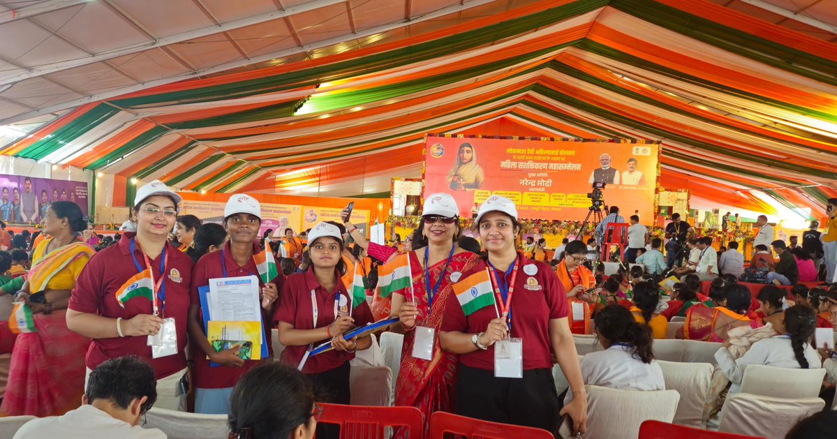 MaP_Skills's tweet photo. ✨लोकमाता देवी अहिल्याबाई प्रशिक्षण योजना

Proud🏆 our 3 students became first beneficiaries of the scheme

At लोकमाता देवी अहिल्या बाई महिला सशक्तिकरण महासम्मेलन with Hon. @narendramodi our students showcased their #hunar at the national stage

Commitment to inclusive skilling!s https://t.co/mDFz4ox8Kt