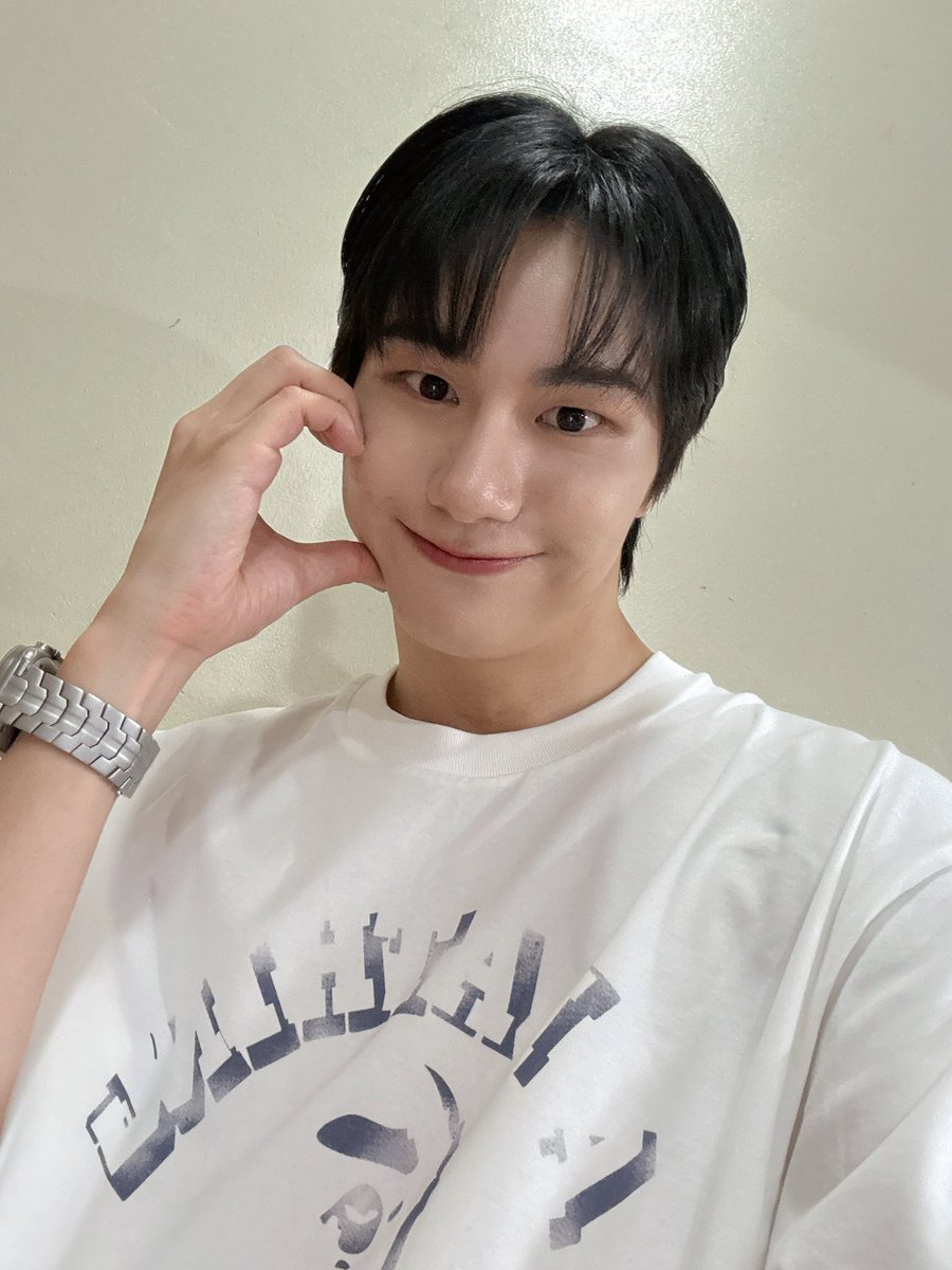 뮤지컬 드림하이 막공 무사히 잘 마무리했습니다~🥹
시간이 정말 빠르게 느껴지네요~!!
늘 어디서든 보내주시는 응원과 사랑 감사하구 
식구들 덕분에 늘 좋은 기분으로 막공까지 잘 달려올 수 있었습니다🩷
뮤지컬 드림하이 잠시 쉬었다가 연장 공연으로 찾아오겠습니다! 기대해 주세요~!😆