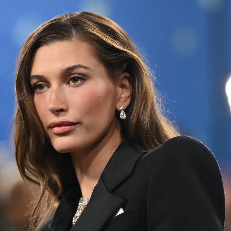 PopFactions's tweet image. Hailey Bieber’s fans drag beauty expert Allure after they revealed that Rhode sold on “hypothetical” numbers and ~$200 - 600 MILLION in cash.
Allure says calling Hailey a Billionaire would be a lie: “At Allure, we’re committed to choosing our words clearly and carefully—whether…