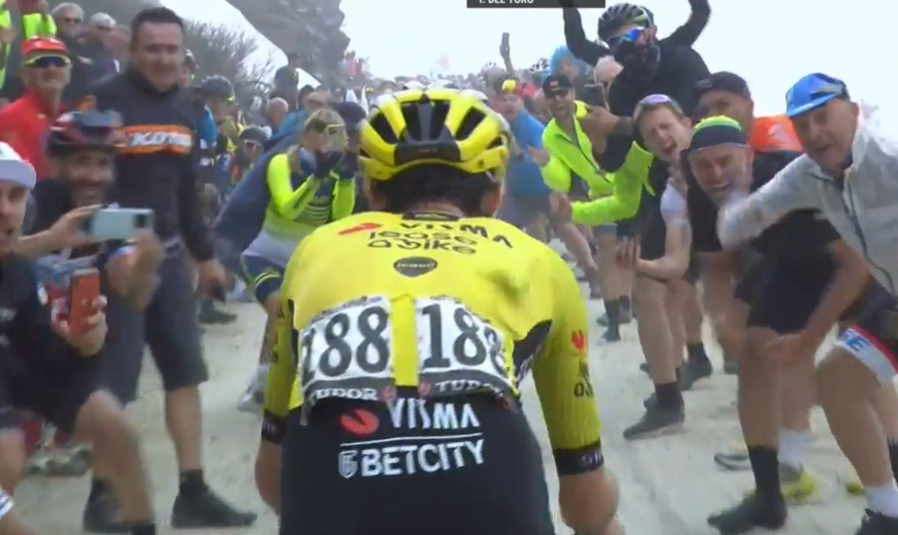 Finestre 2025 entra en los anales de la historia del ciclismo como uno de los mejores epílogos de una GV: espectacular combate a mano abierta entre Carapaz y del Toro en el que emergió un gran Simon Yates que se lleva el Giro, precisamente en el puerto que se lo arrebató en 2018.