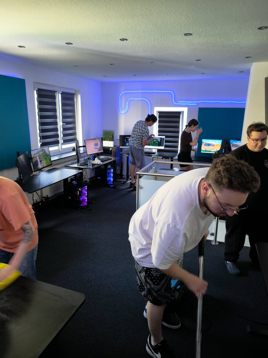 Aufräumarbeiten im <a href="/WOEbootcamp/">WORLD OF ESPORT</a> 🧹

Powered by <a href="/SkinBaronDE/">SkinBaron.de</a> 

#4ThePlayer