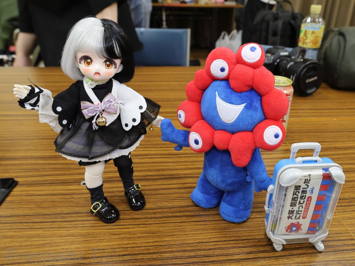ranmaru_7's tweet photo. 過去作です。お題：ひく　ミャクミャクの手を引く(*^^*)
#今夜のドール撮影120分一本勝負
#DOF27
#うちのこかわいい
#TinyFox https://t.co/cPccMI1XVR