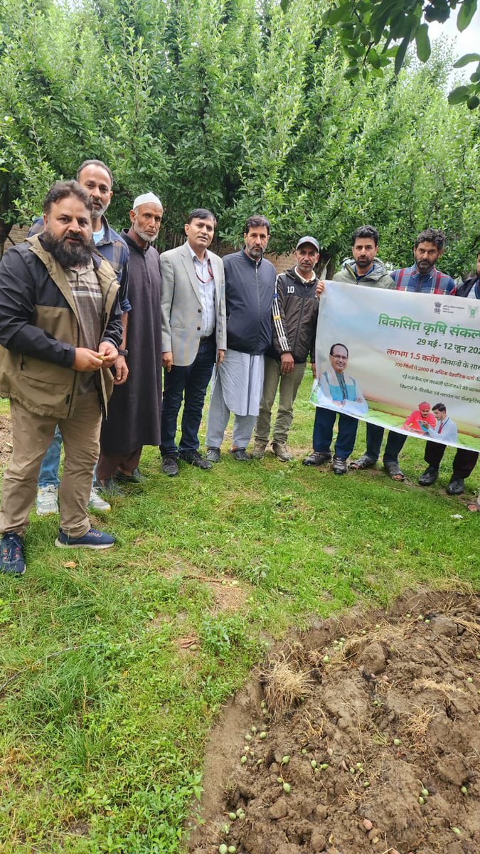 ICAR-CITH KVK Baramulla continued its outreach under the #ViksitKrishiSankalpAbhiyan, empowering farmers with climate-resilient agritech &amp; awareness on PM-Kisan &amp; other GoI schemes. 🌾🇮🇳 in 2 more blocks covering about 27 villages   #VKSA #KVKBaramulla #icar #atari1icar #PMOI