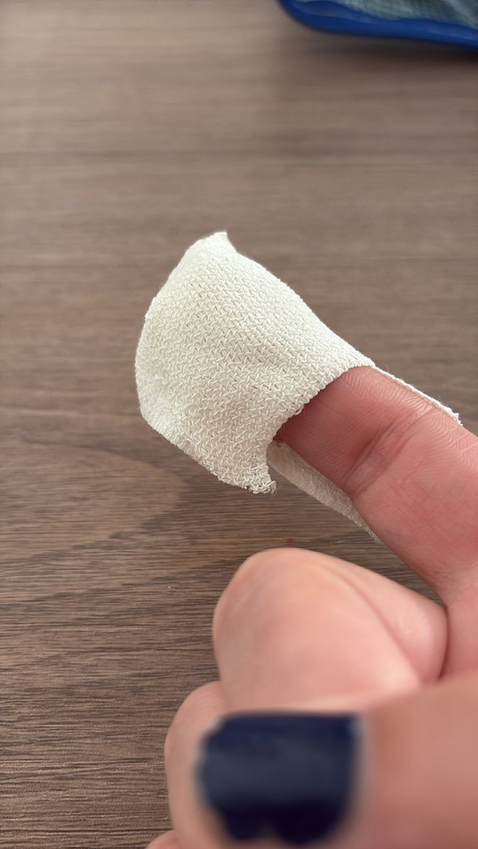 SayxK's tweet image. Bon, j’ai fait la con et je me suis brûlée les 2 index et les 2 pouces…