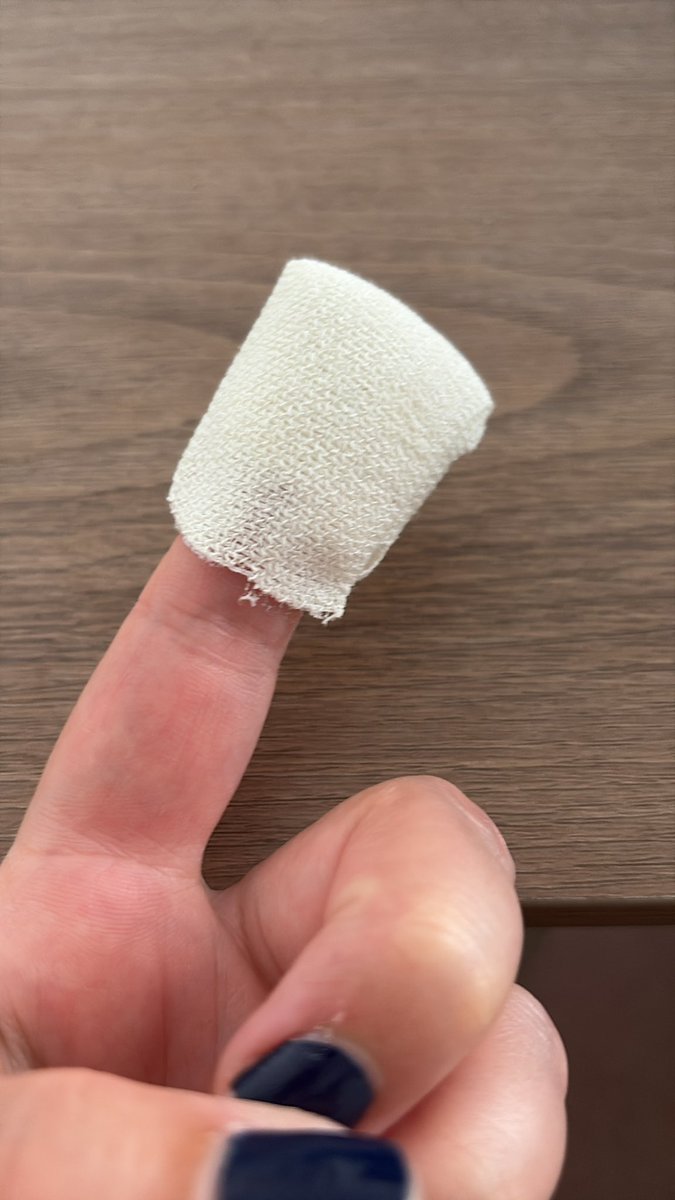 SayxK's tweet image. Bon, j’ai fait la con et je me suis brûlée les 2 index et les 2 pouces…