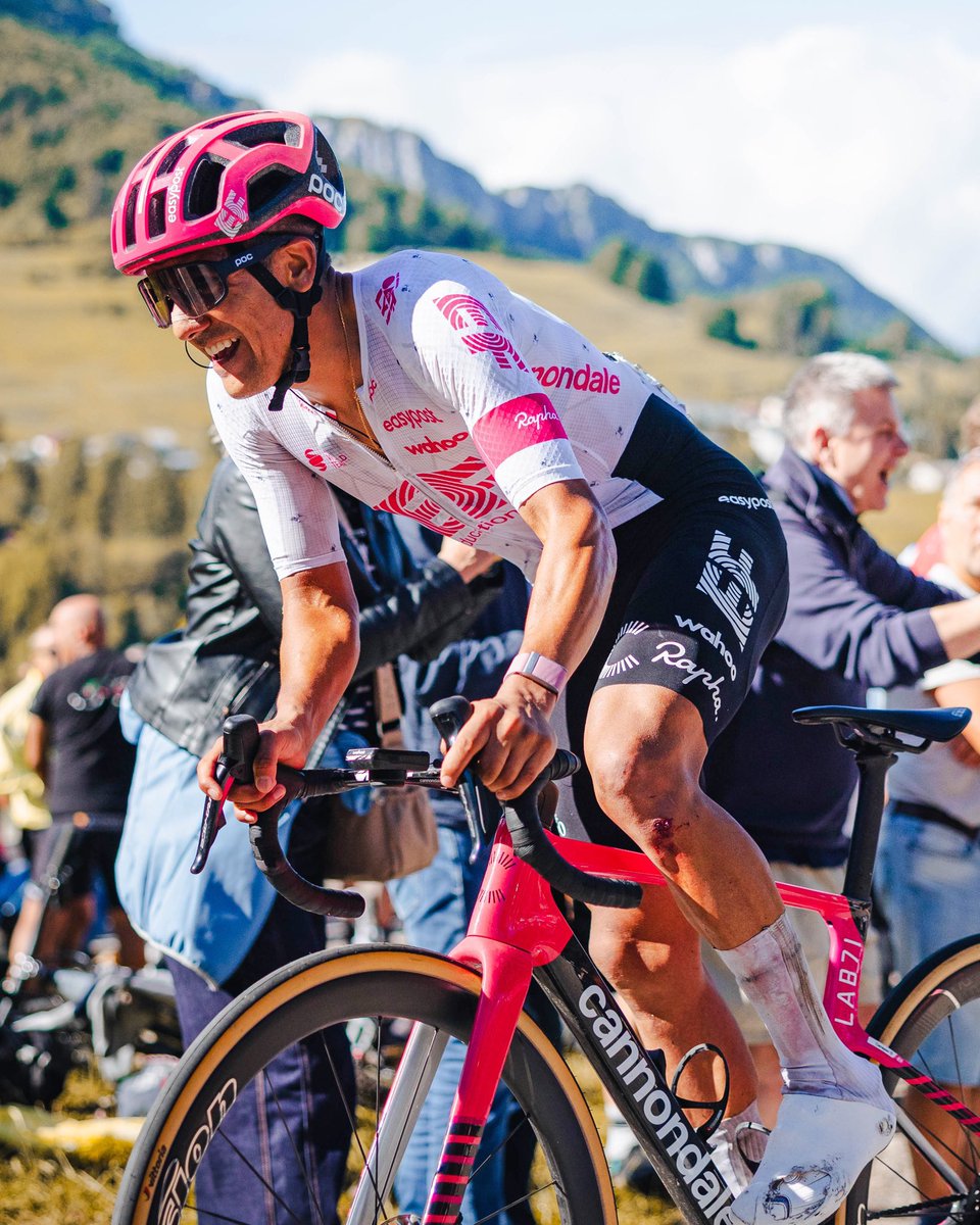 laredecuador's tweet photo. 🇪🇨 ORGULLO ABSOLUTO 🇪🇨

Richard Carapaz se queda con el tercer lugar de la clasificación general en el Giro 2025. Lo dejó todo, y sin la ayuda necesaria y un equipo tan fuerte consigue podio.

Guerrero 🥹🫶🏼 https://t.co/hCGeyXRABE