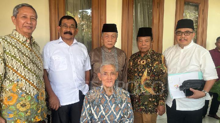 Waaah Sudah Dapat Lampu Hijau Nih.....🤔

Lanjutkan 🔥

Try Sutrisno Restui Forum Purnawirawan untuk Pemakzulan Gibran

Mantan Wakil Presiden Try Sutrisno mengatakan merestui aspirasi Forum Purnawirawan Prajurit (FPP) Tentara Nasional Indonesia (TNI) yang akan mengirimkan surat