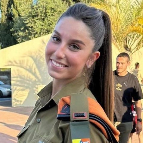 Hermosa Adar, deberías estar disfrutando de la vida con tu querida familia que te ama, caminando hacia el altar, teniendo hijos, destacando en la carrera que elegiste. Tú y los demás comandantes lo sacrificaron todo y salvaron muchas vidas en el proceso. Que siempre honren tu
