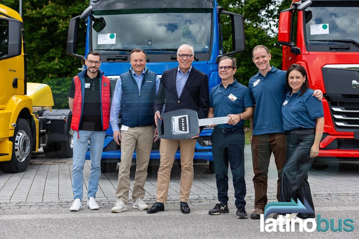 La cosa va en serio con la llegada de <a href="/MANtruckandbus/">MAN Truck & Bus</a>  a Colombia, ya vienen desde Alemania las primeras unidades. El consejo directivo recibió a los responsables del negocio en el país y también a los primeros clientes. Pronto más info del segmento de pasajeros.
<a href="/TRATON_GROUP/">TRATON GROUP</a>