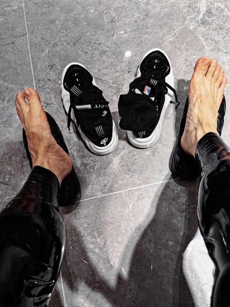 捂脚，脱了喷太尼玛味儿了😏