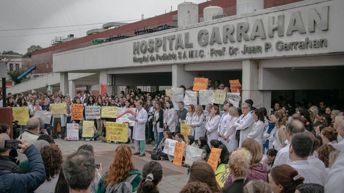 HumbertoTumini's tweet photo. Universidad de Harvard de investigación, entre las 10 mejores del mundo y Medicaid el seguro de salud de EEUU. Trump los quiere destruir.
Milei, el lamebota de aquel, va por el INTA, el CONICET, la UBA; hasta por el Garrahan hospital de niños.
La semejanza no es mera coincidencia https://t.co/ZCI77EJR3N