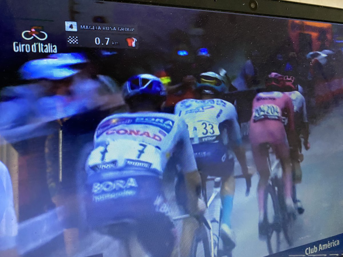 ¡Tragedia para el deporte mexicano! 

A Isaac del Toro y el UAE se les ha escapado el #GirodItalia 

Pero lo que hicieron Wout van Aert y Simon Yates con el VISMA fue una clase de empuje y trabajo en equipo. 🤯