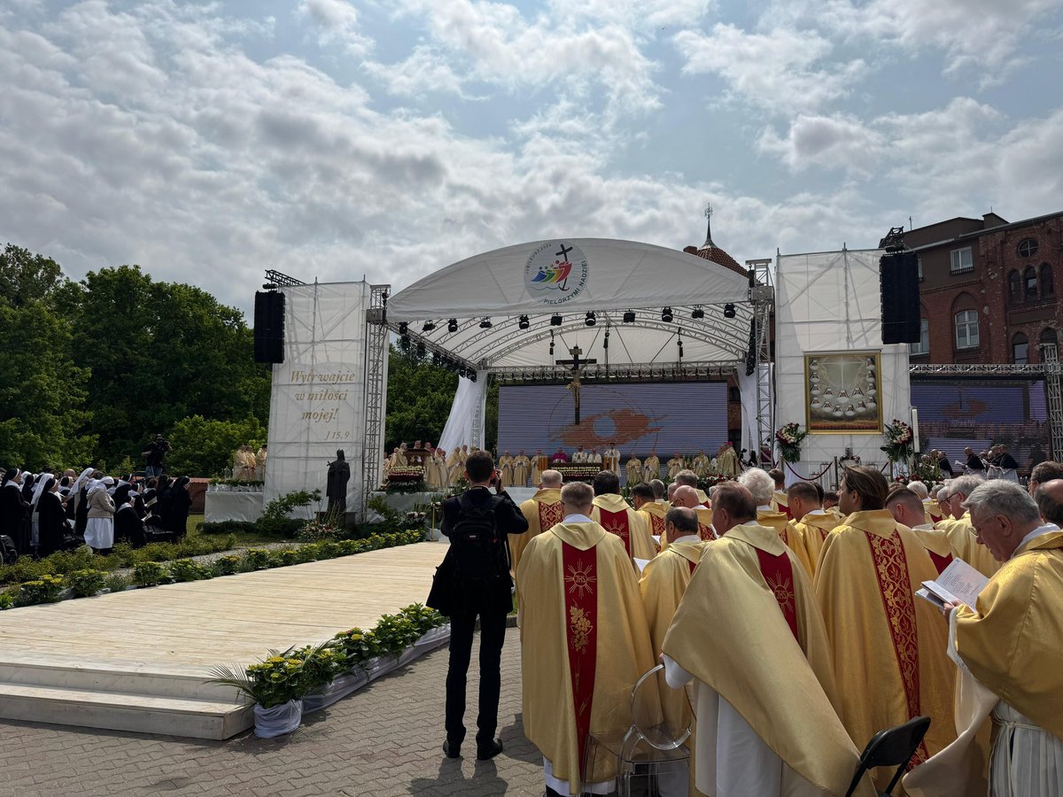 PLinVatican (@plinvatican) on Twitter photo Amb. <a href="/Kwiatkowski_A/">Adam Kwiatkowski</a> wziął udział w Mszy św. beatyfikacyjnej s. Krzysztofy Klomfass i jej 14 Towarzyszek ze Zgromadzenia Sióstr Świętej Katarzyny Aleksandryjskiej. Mszy św. w Braniewie przewodniczył i homilię wygłosił Kard. M. Semeraro, Prefekt Dykasterii Spraw Kanonizacyjnych. Amb. <a href="/Kwiatkowski_A/">Adam Kwiatkowski</a> wziął udział w Mszy św. beatyfikacyjnej s. Krzysztofy Klomfass i jej 14 Towarzyszek ze Zgromadzenia Sióstr Świętej Katarzyny Aleksandryjskiej. Mszy św. w Braniewie przewodniczył i homilię wygłosił Kard. M. Semeraro, Prefekt Dykasterii Spraw Kanonizacyjnych.