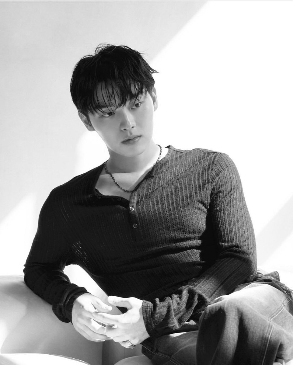 ewrizcd's tweet image. The model is modeling.