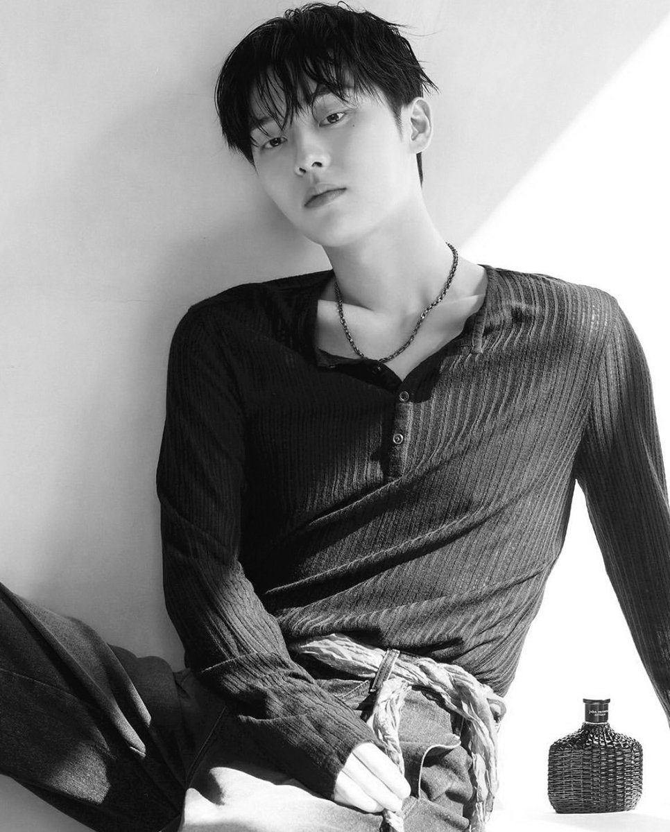 ewrizcd's tweet image. The model is modeling.