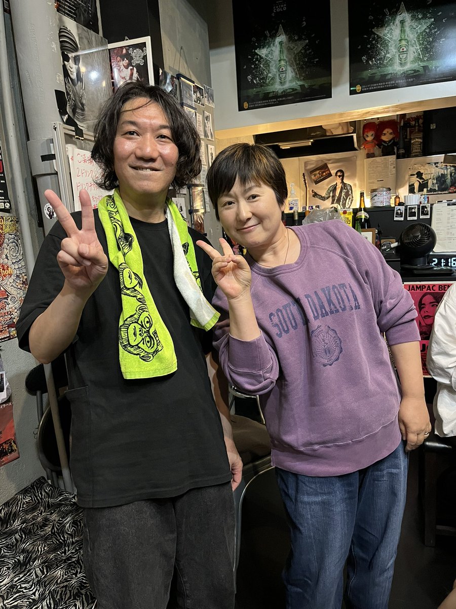 ええ夜じゃった…。
本日は #大久保くじら号 に #イケガヤドア さんのワンマンライブ。歌に聞きほれて、イケガヤドアさんのチューニングしてる画像しか撮れなかった（笑）行けなかった友人達に見せびらかすためドア氏と画像撮ってみた（笑）
ものすごくいいワンマンでした！