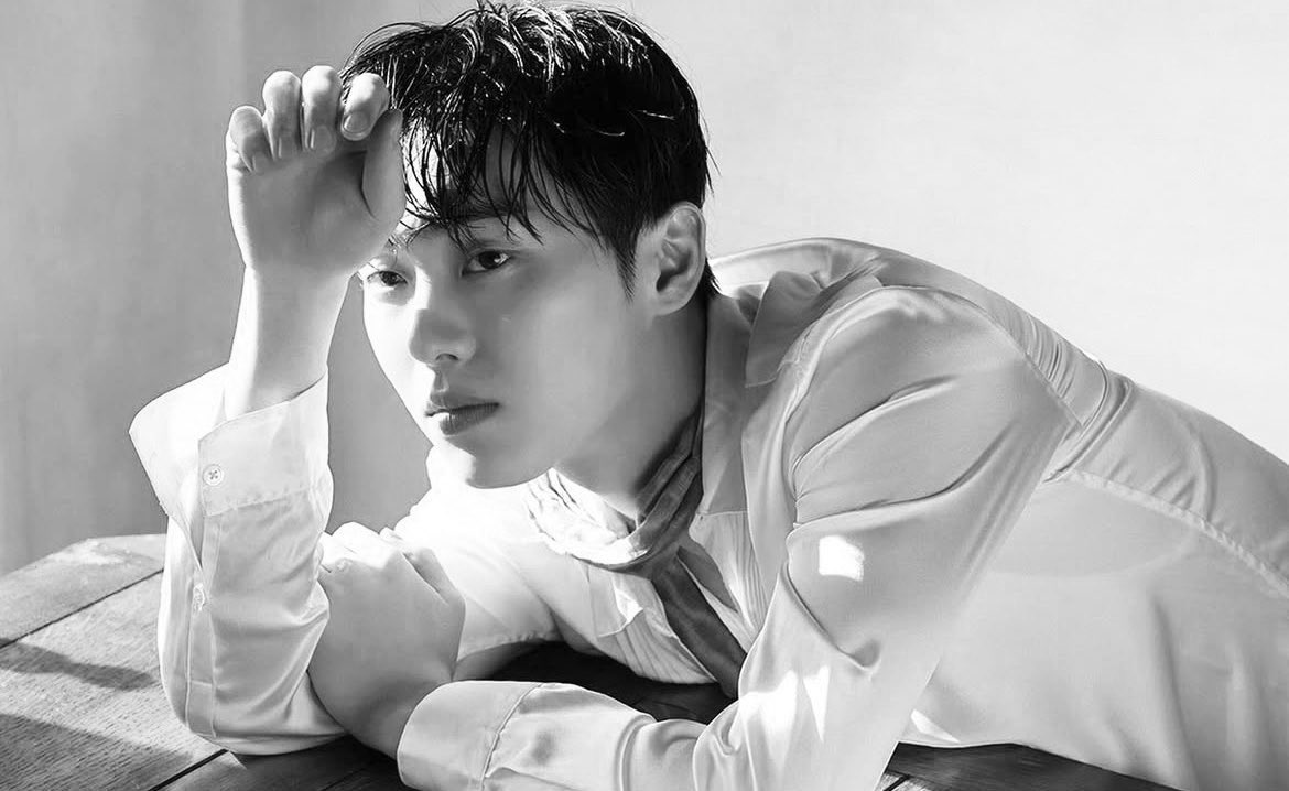 ewrizcd's tweet image. So, maybe the muse doesn’t always live in paintings or poems. Maybe sometimes, it leans on the table, eyes half-lost in thought, shirt still damp from the rain, and dares you to figure it out. Presenting to you, Hyuntwook, the muse.