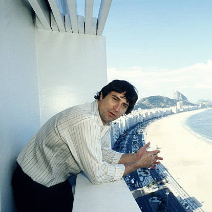 TheCinesthetic's tweet photo. Robert de Niro photographed in Rio de Janeiro, Brazil (1981) https://t.co/wTbQCmixN4