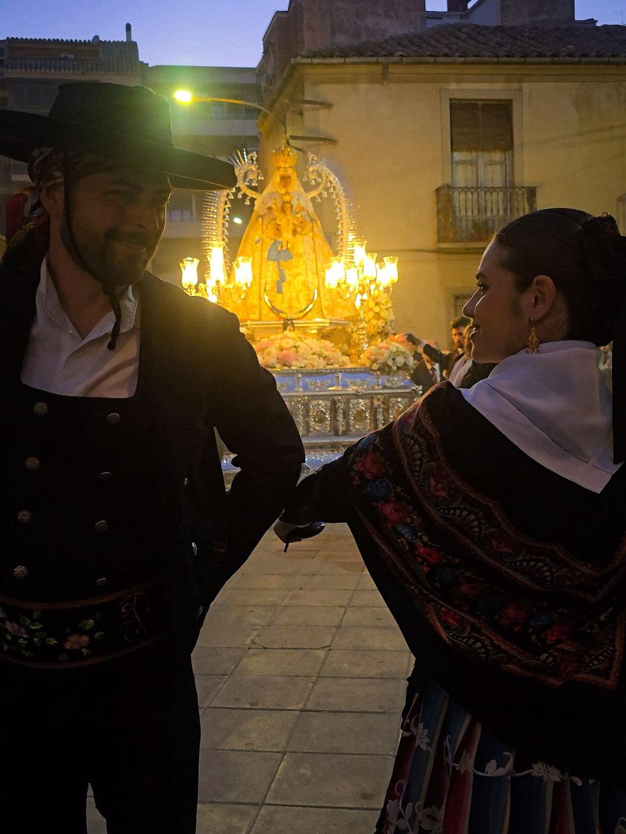 Ser manchego es llevar en la sangre el ritmo de una jota, el aroma del vino y el eco del viento entre molinos; es honrar la tierra que canta con guitarras, se adorna con refajos y habla con el corazón de La Mancha y su amor a la Virgen del Prado

Feliz día de Castilla La Mancha!