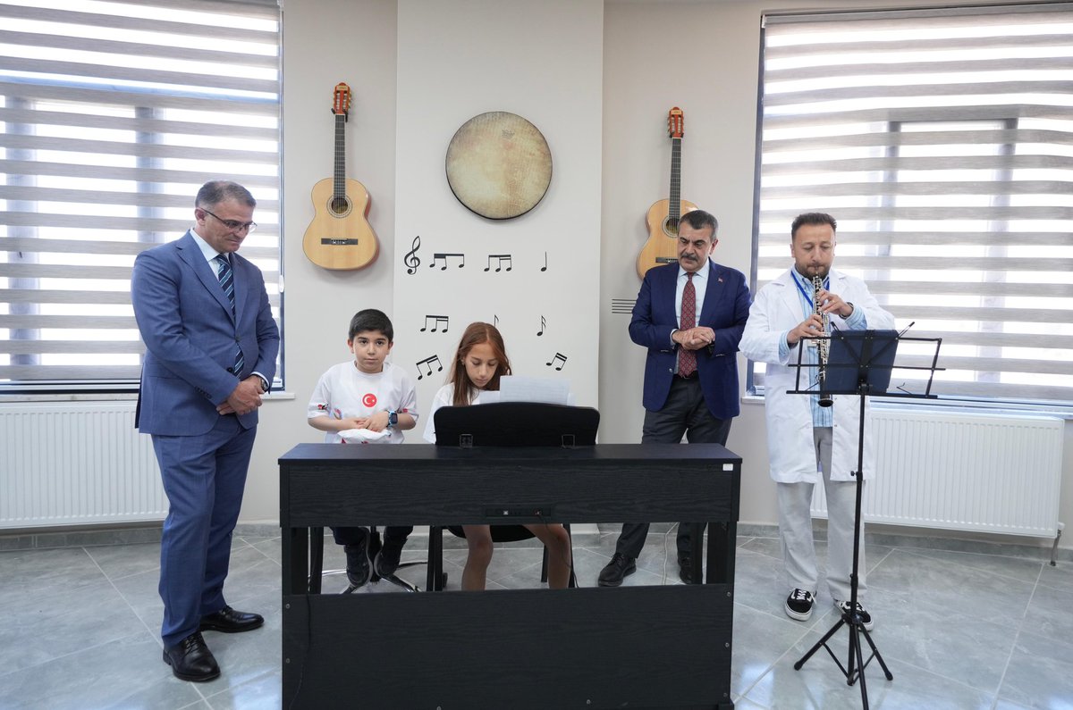 Milli Eğitim Bakanımız Erciş İlçesinde BİLSEM Açılışını Yaptı

Milli Eğitim Bakanımız Sn. Yusuf  Tekin, Van programı kapsamında Erciş İlçesinde yapımı tamamlanan Bilim Sanat Merkezi’nin açılışını, Valimiz Sn. Ozan Balcı ve protokol ile birlikte yaptı. 

Valimiz Sn. Ozan Balcı,