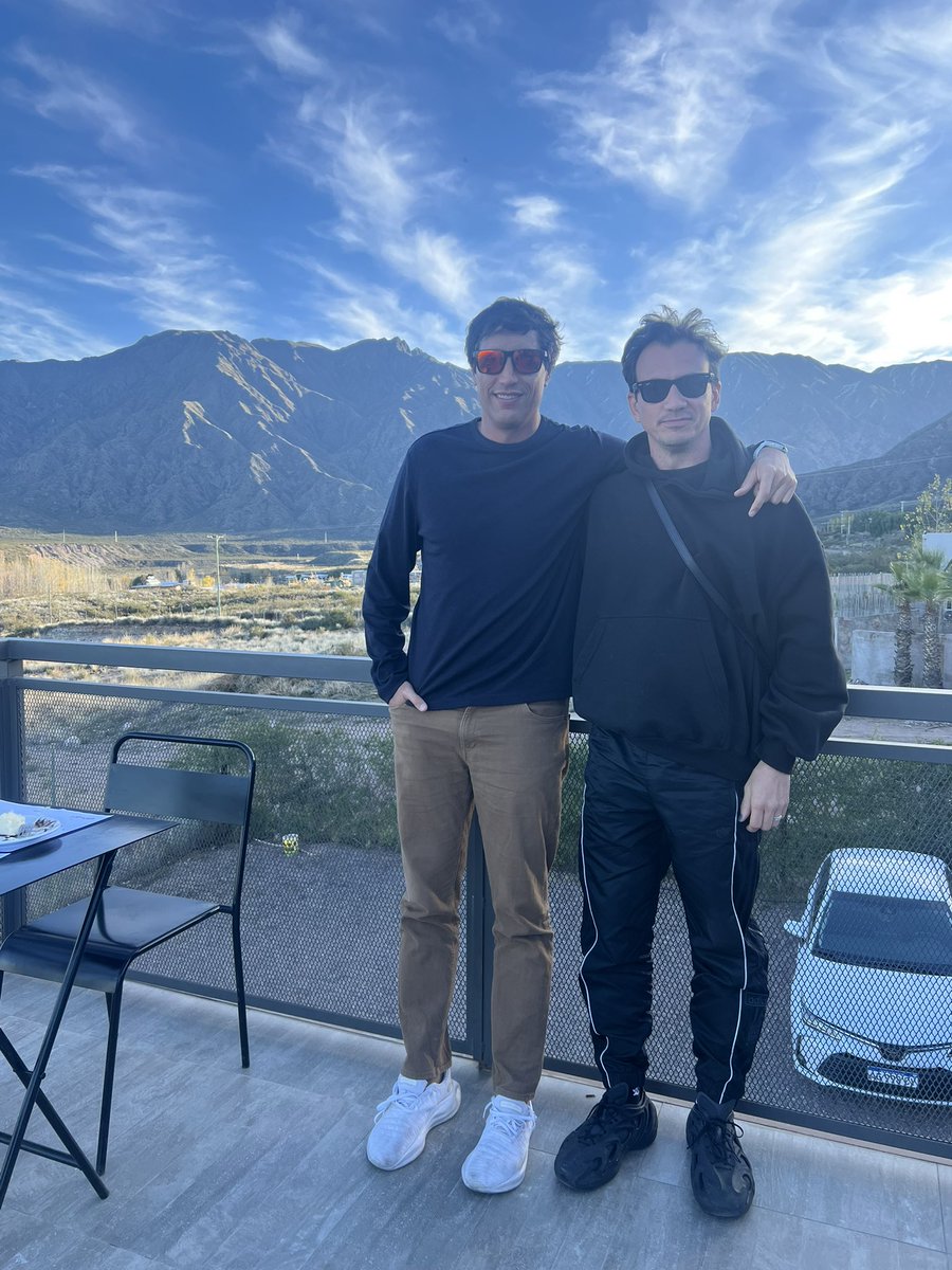 Muchas gracias <a href="/McGee_noodle/">McGee</a> por llevarme de tour por Mendoza ayer 🙌🏼

Muy cebado con lo que están construyendo con chrom.ar, agent orchestration layer sobre <a href="/base/">Base</a> 🤖