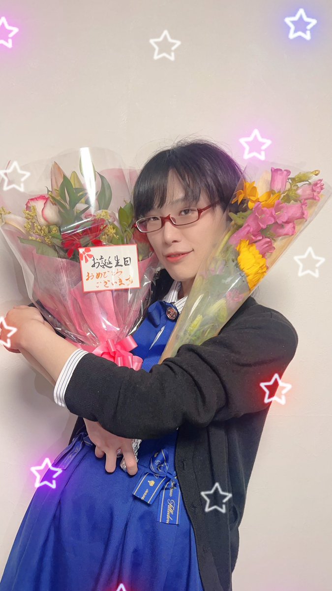 なんとなんとなんと!!!!
お誕生日お花を💐いただきました!?!?ドク!!!!ありがとうございますッ!!!!

お花なんて貰ったのいつぶり?!めちゃいい匂い…綺麗…飾りますっ✨️
そんで…鈴木先生、野上先生から…例のご本ッ!!!!読書感想文描きますッッ!!!!ありがとうございましたっ! 