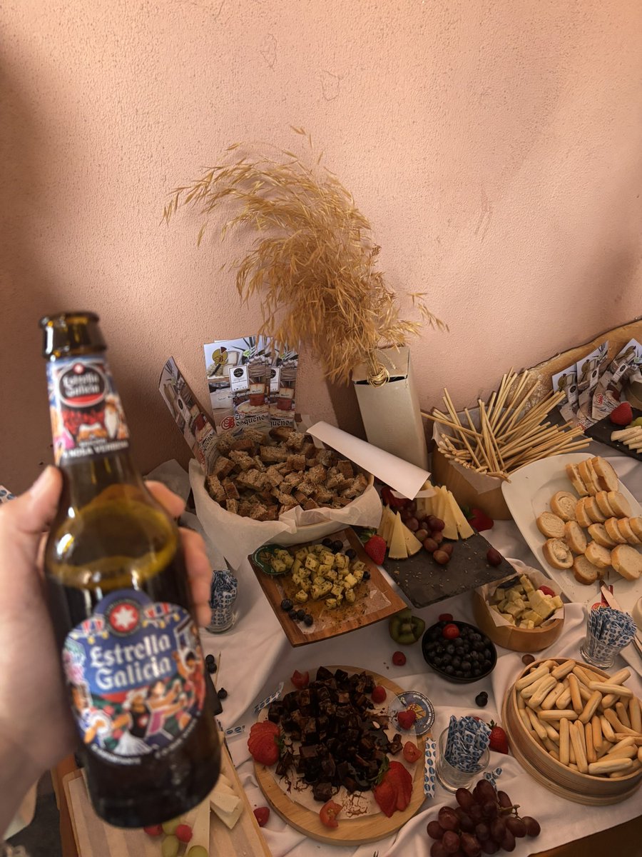Buena bebida y buenos quesos  #datolada  <a href="/Quesoselbosque/">Quesos El Bosqueño</a>